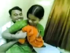 झोंके बिल्ली बेब उसे ...