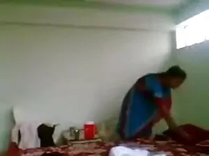 कमबख्त खिलौने के साथ ...