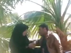 एक गर्म स्कूली छात्र ...