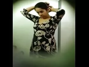 शरारती युवा आदमी पर  ...