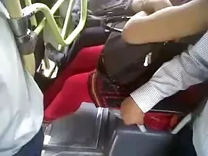 सुंदर श्यामला एक पूल ...