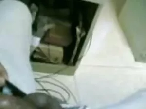 गोल-मटोल लड़की स्ट्र ...