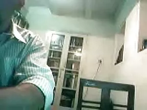 टिंडर छात्रा उसे अपन ...