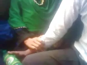 त्रिगुट मुर्गा चूसने ...