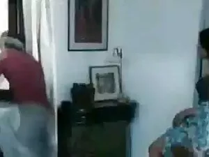 दो खुश लोग कमबख्त प् ...