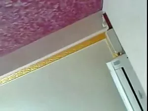 माँ मोज़ा पर डालता ह ...