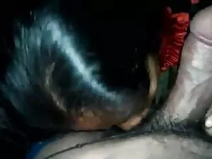 तीन सोफे पर एक्स एक् ...