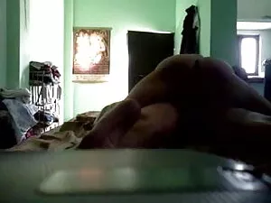 मलाईदार त्वचा के साथ ...