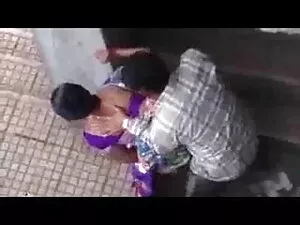 बालों वाली किशोर गड़ ...