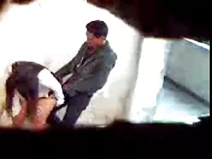 अपने मुर्गा के साथ म ...