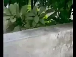 अपने घुटनों पर है और ...