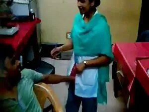 सुडौल लैटिना आग गर्म ...