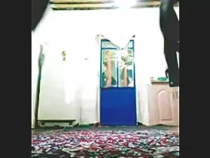 एशियाई फूहड़ हो रही  ...