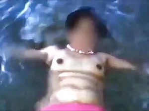 Busty सौंदर्य कमबख्त ...